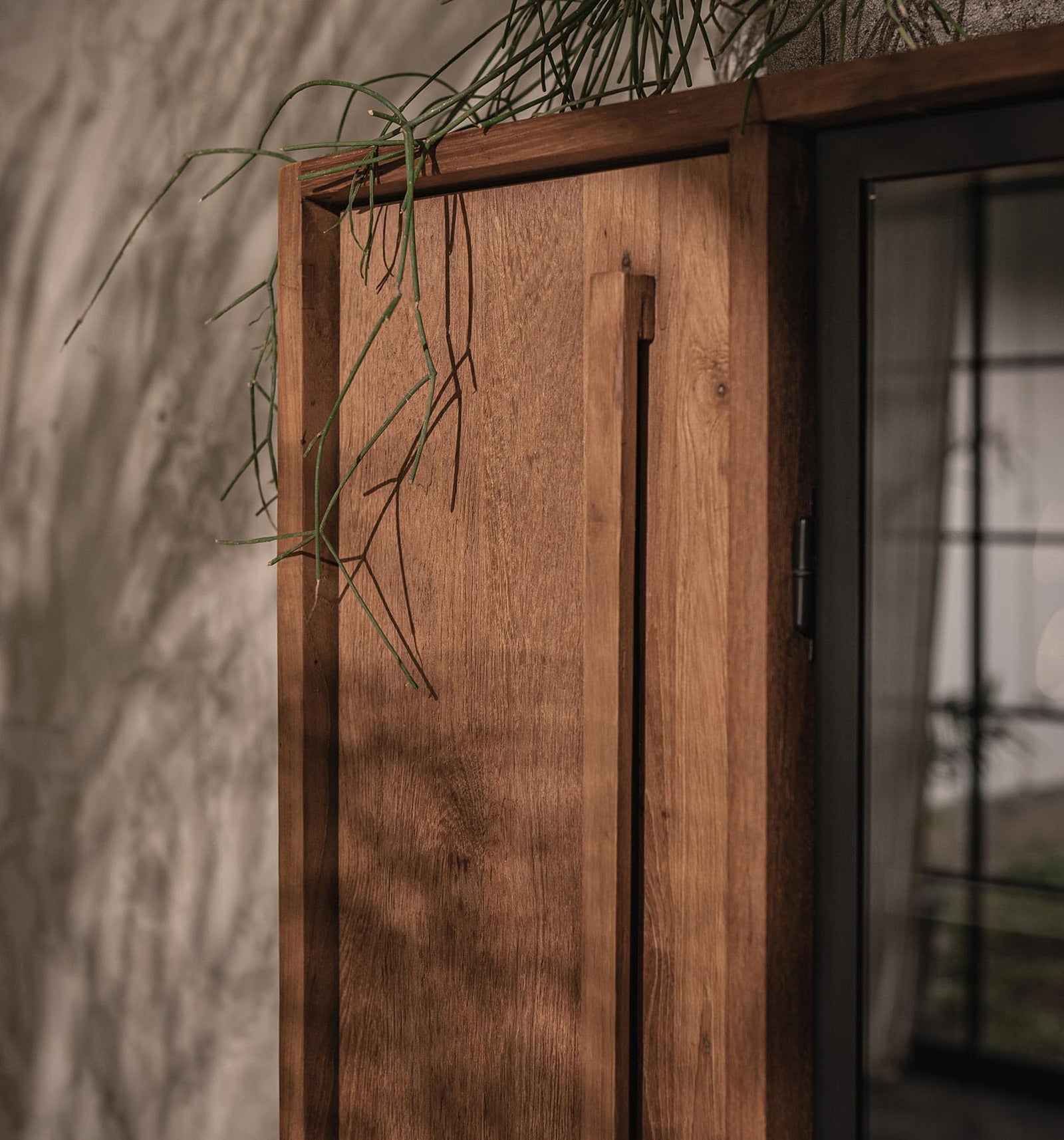 Outline Cabinet 3 Doors 2 Glass