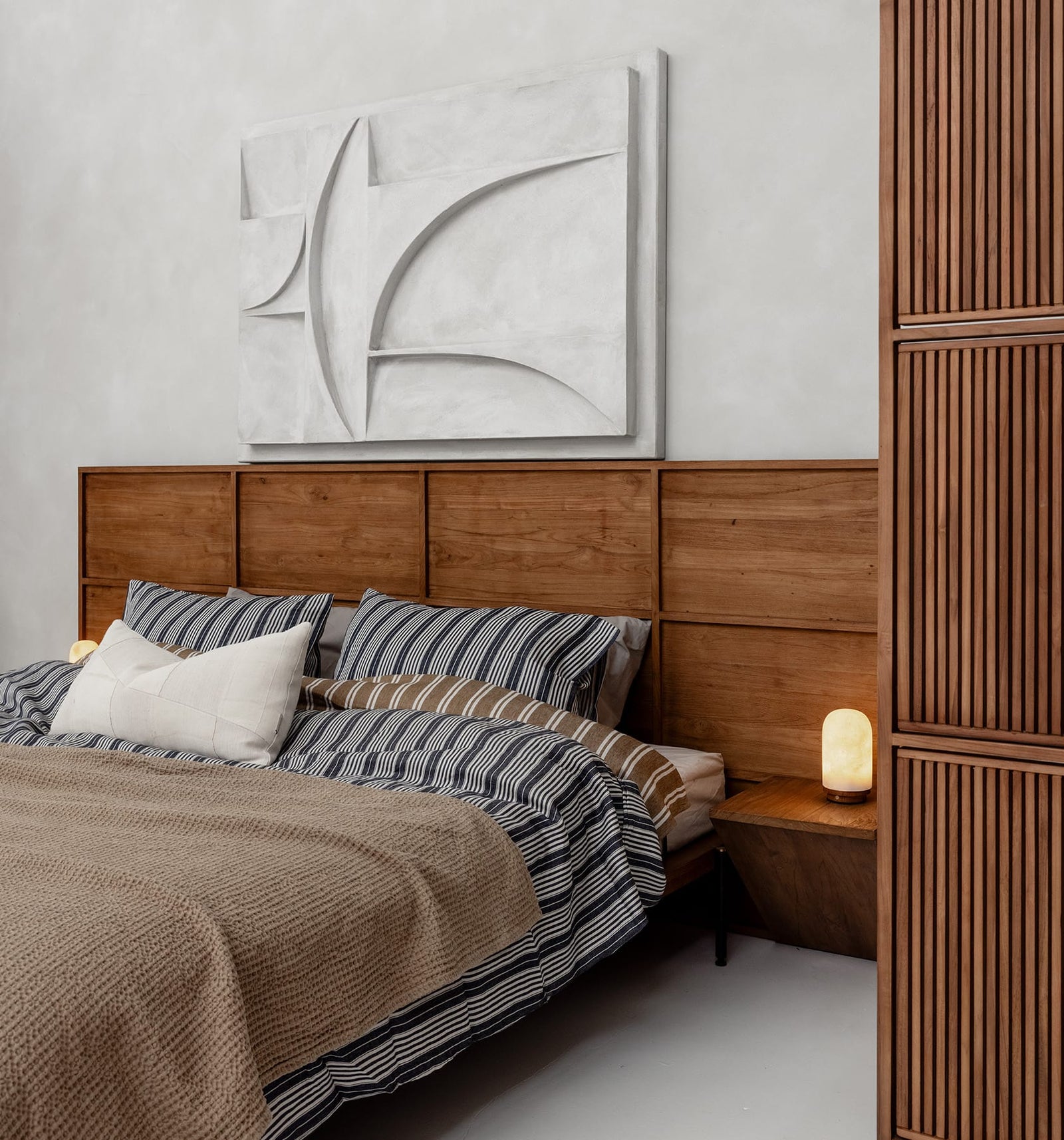 Outline Bed with Side Table